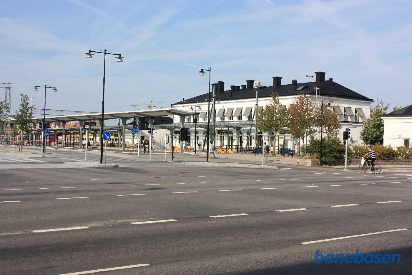 Stationsbygningen set fra perronerne og busholdepladsen