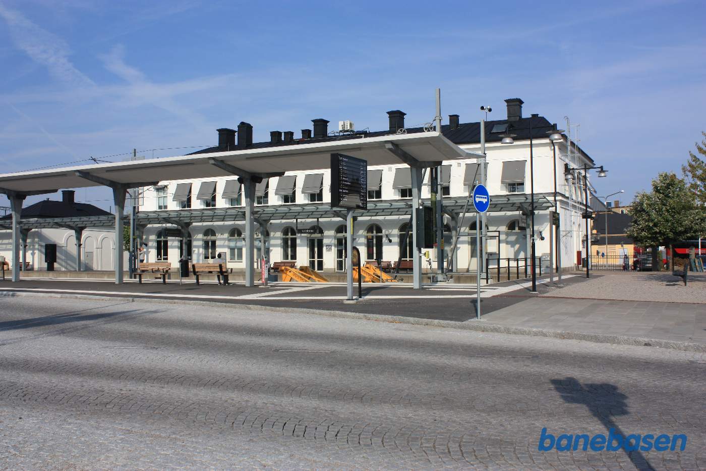 Stationsbygningen set fra perronerne og busholdepladsen