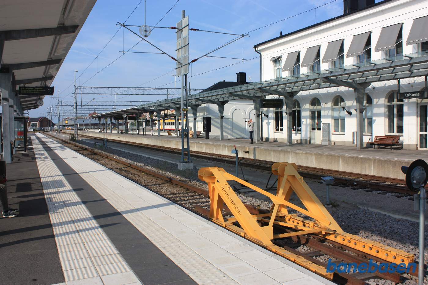 Stationsbygningen set fra perronerne