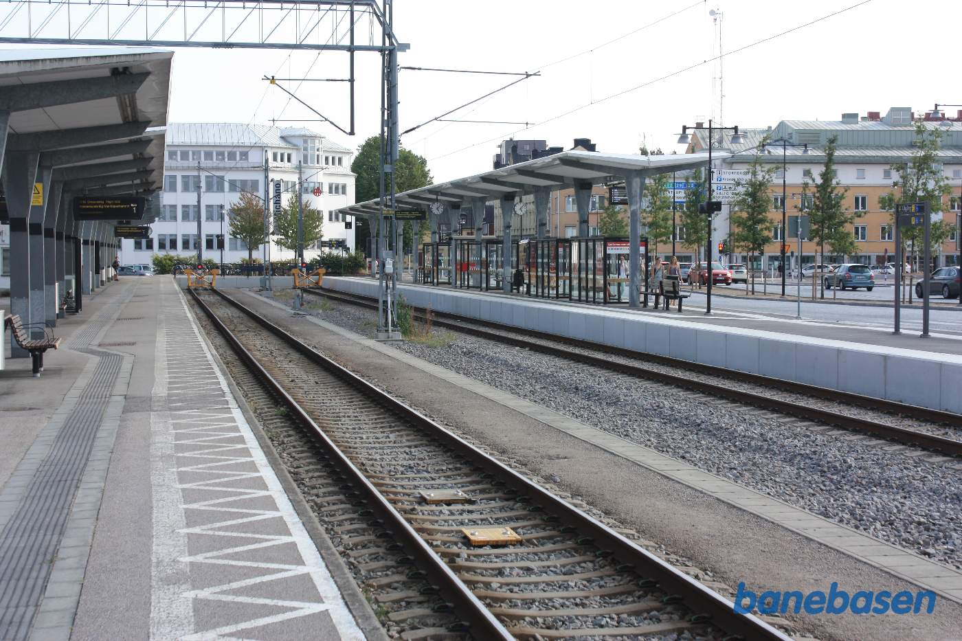 Et vue ud over 2 perronspor og busterminalen