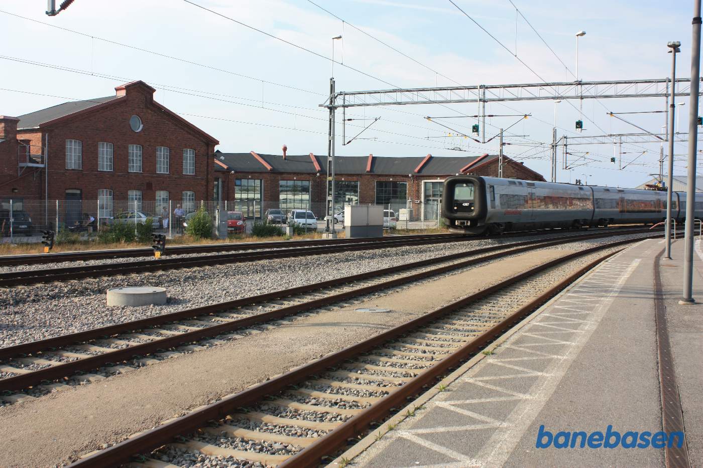 Øresundstog på vej forbi den gamle rundremise