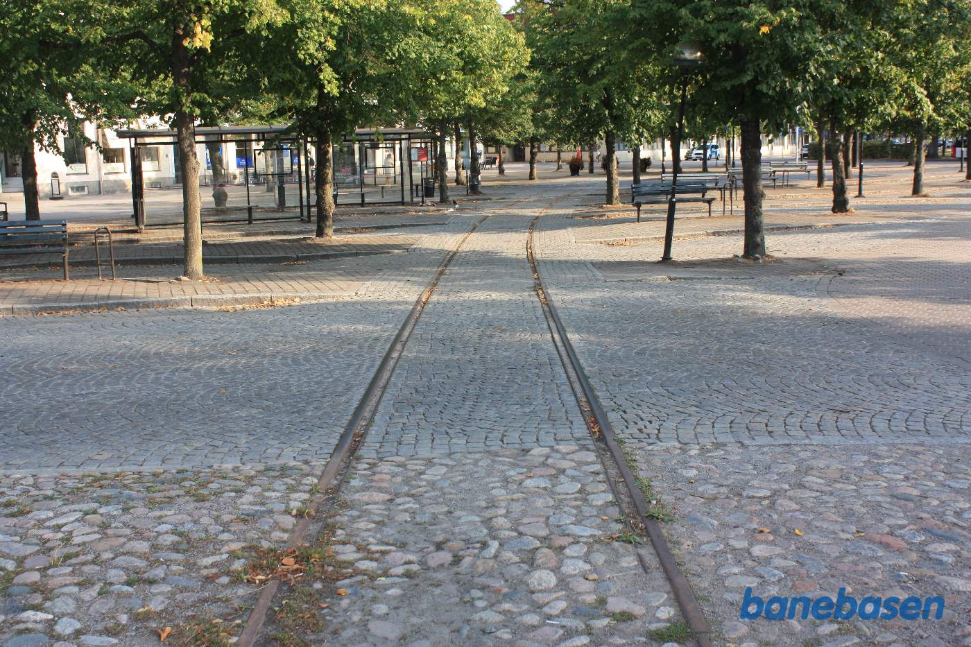 Vi følger resterne af havnebanen, der udgår fra stationen og løber gennem noget af busterminalen