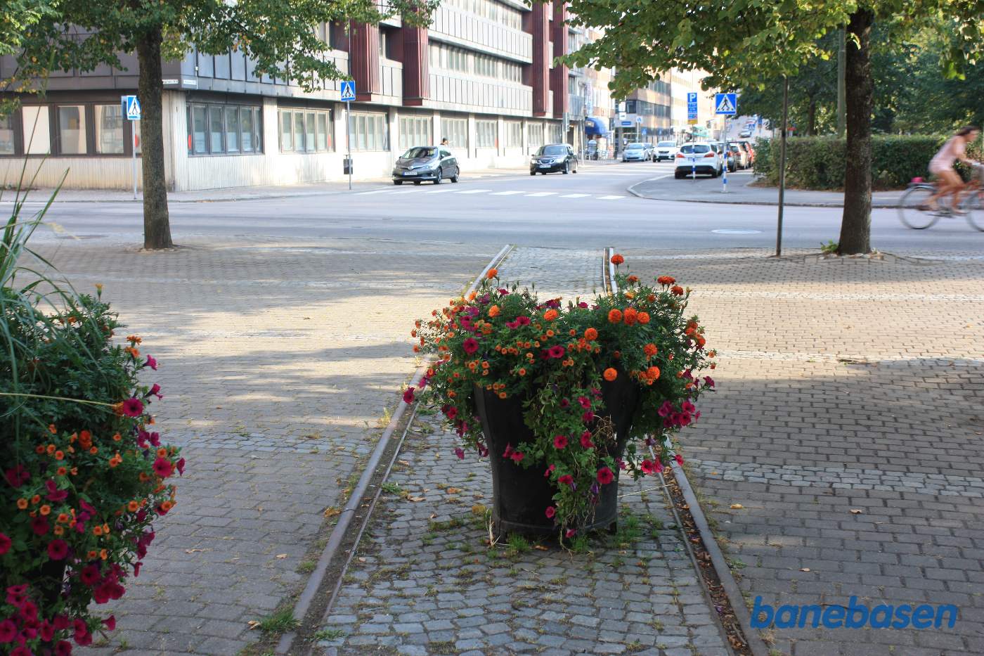 Vi følger resterne af havnebanen, der svinger ned langs gaden, hvor der nu er parkerede biler