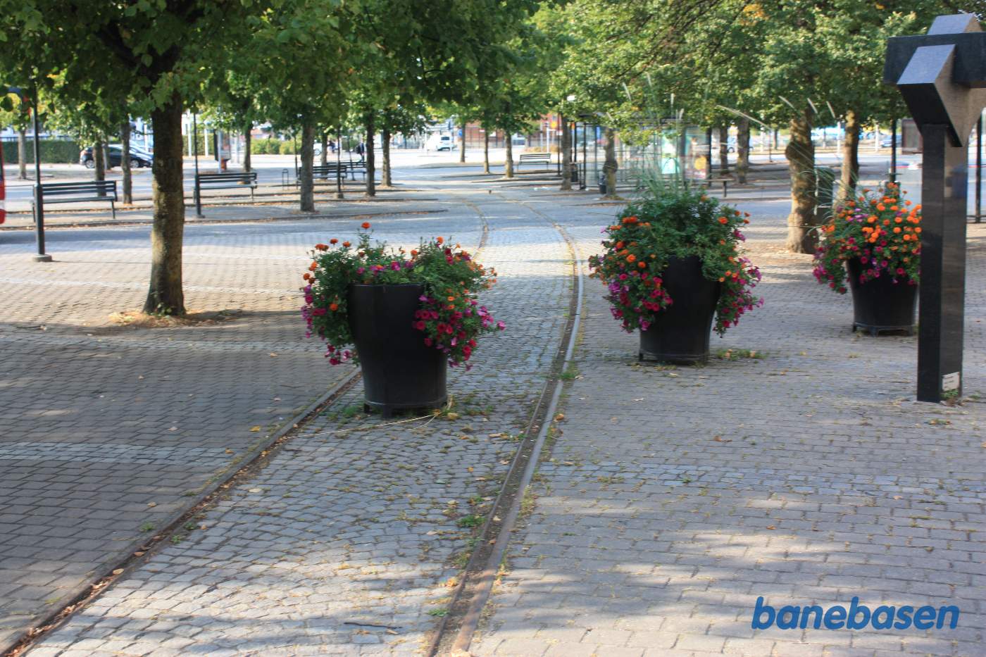 Vi følger resterne af havnebanen, der udgår fra stationen og løber gennem noget af busterminalen