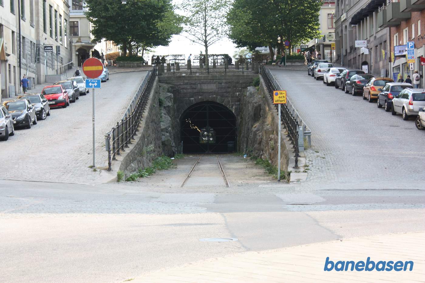 Vi følger resterne af havnebanen, der løber ind i en lang tunnel under byen