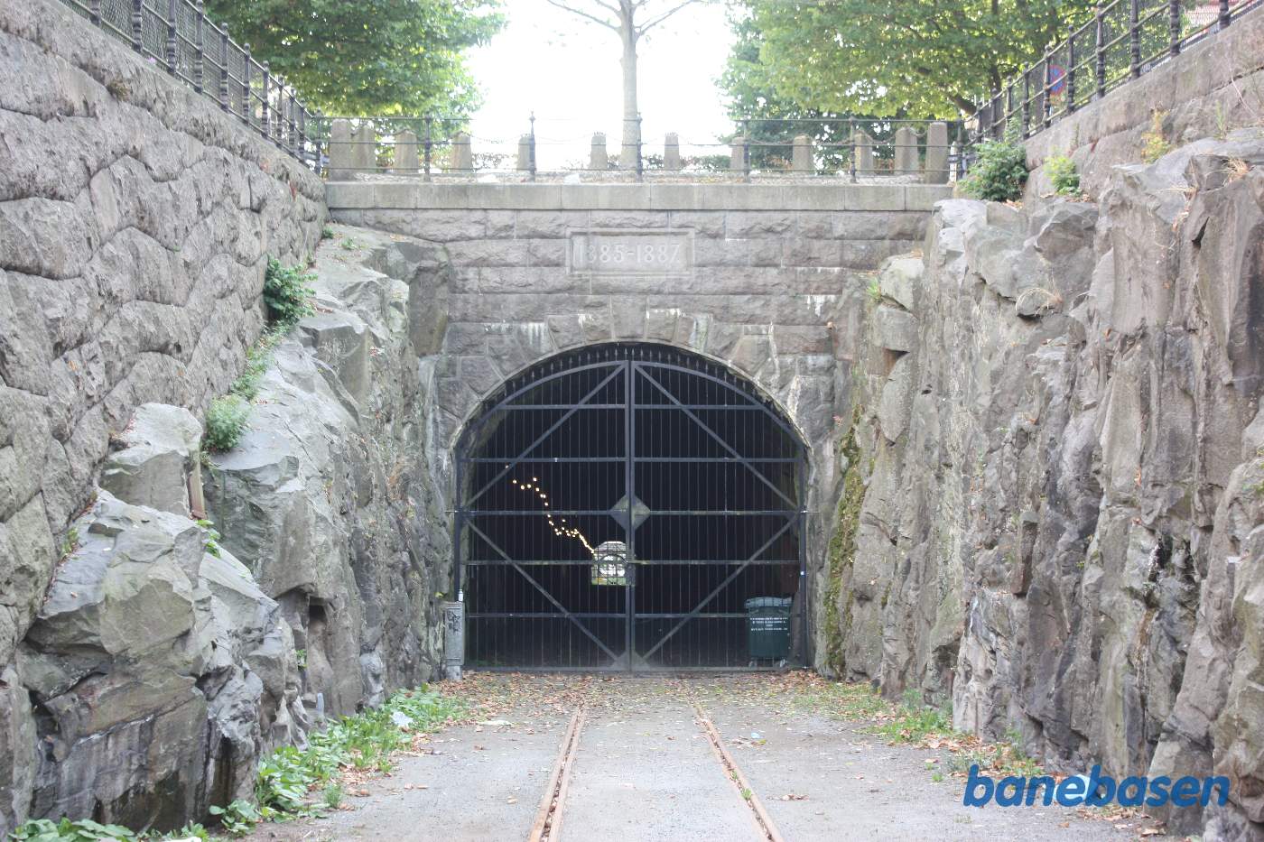 Vi følger resterne af havnebanen, der løber ind i en lang tunnel under byen, bygget i 1885-1887