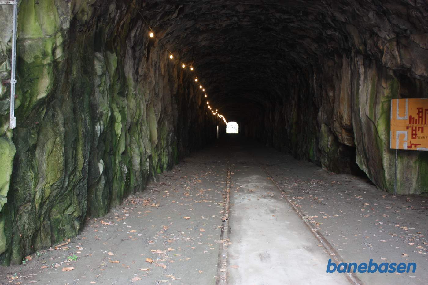 Vi følger resterne af havnebanen, der løber ind i en lang tunnel under byen