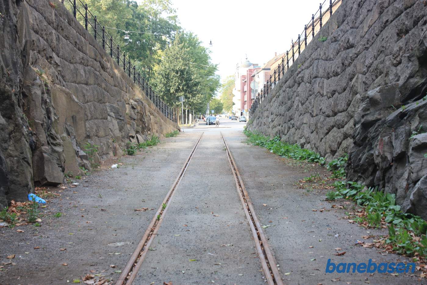 Vi står ved tunnelportalen og kigger tilbage mod stationen