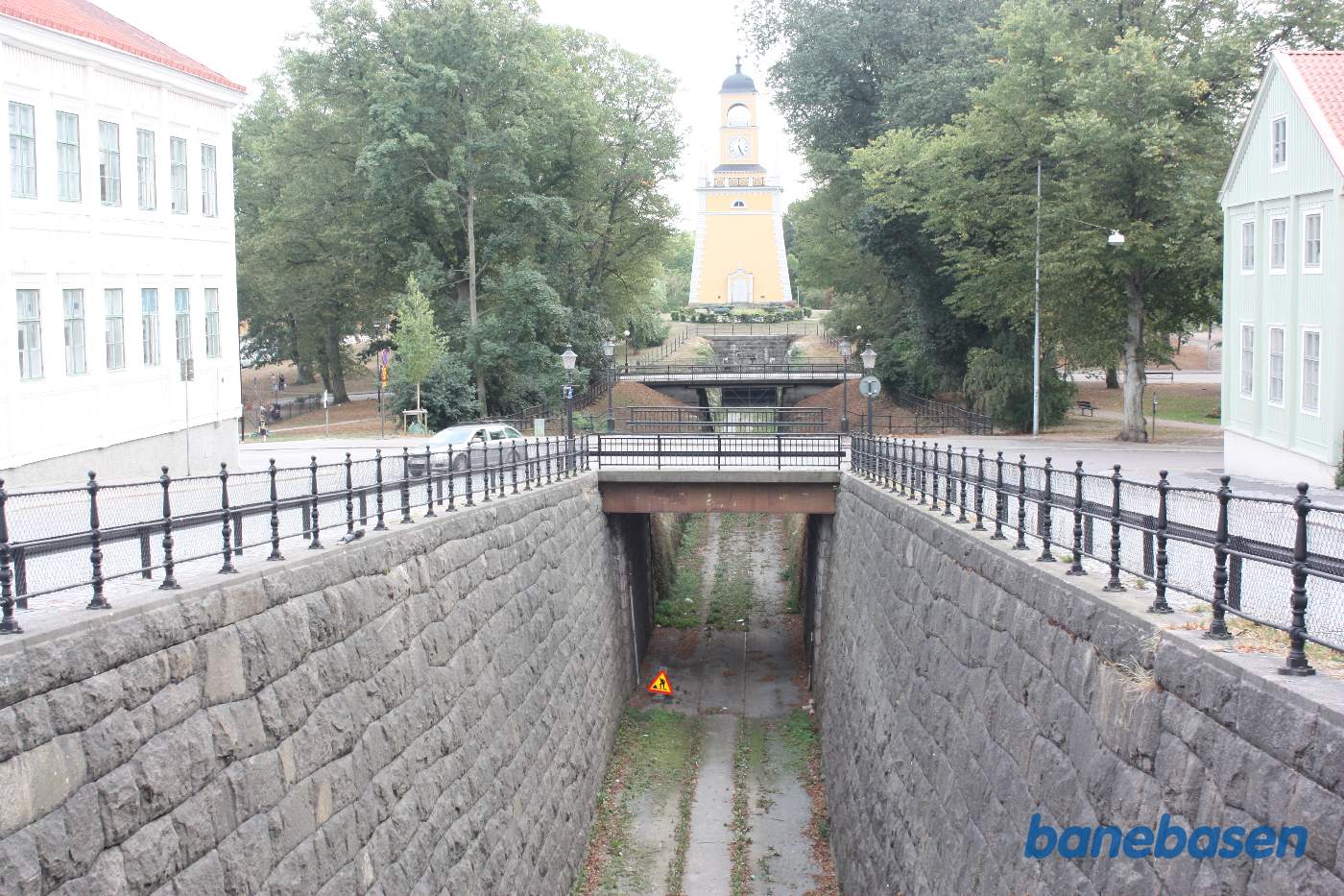 Vi følger resterne af havnebanen, der løber i en dyb udgravning gennem byen