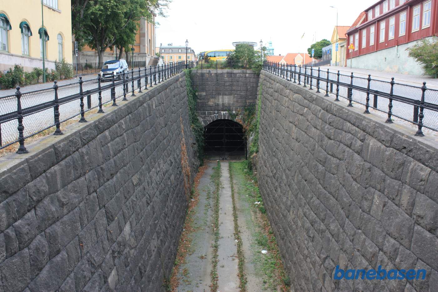 Vi står på en vejbro lige ved tunnelportalen og kigger tilbage mod stationen, bytorvet ovenpå tunnelen