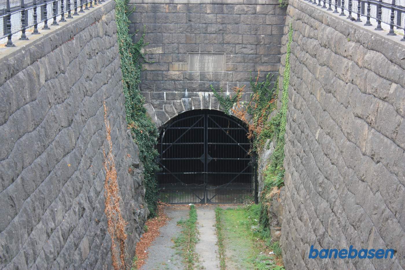 Nærbillede af tunnelportalen, set i retning mod stationen