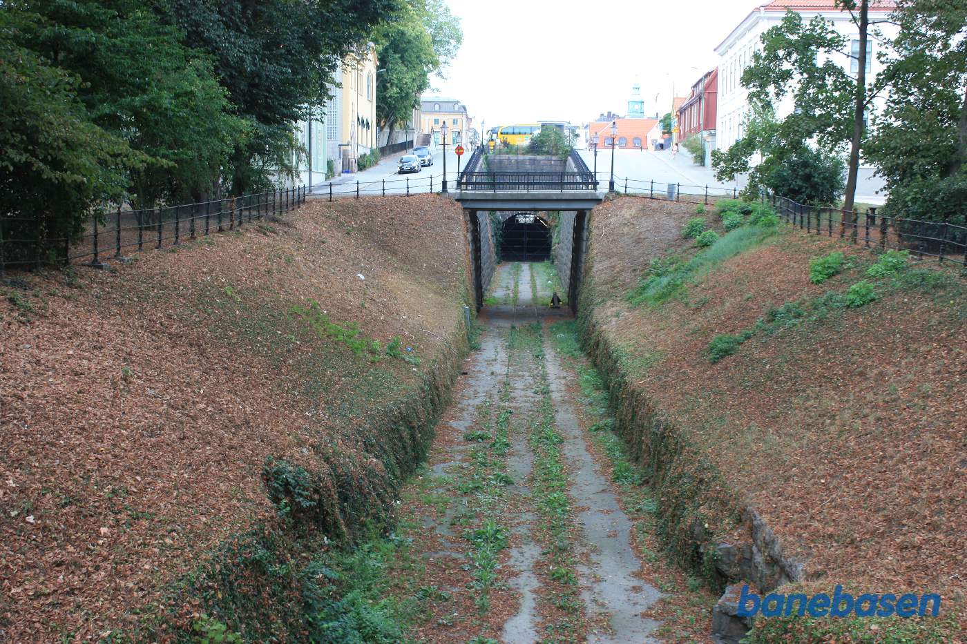 Vi står på en vejbro og kigger mod stationen, bytorvet ovenpå tunnelen