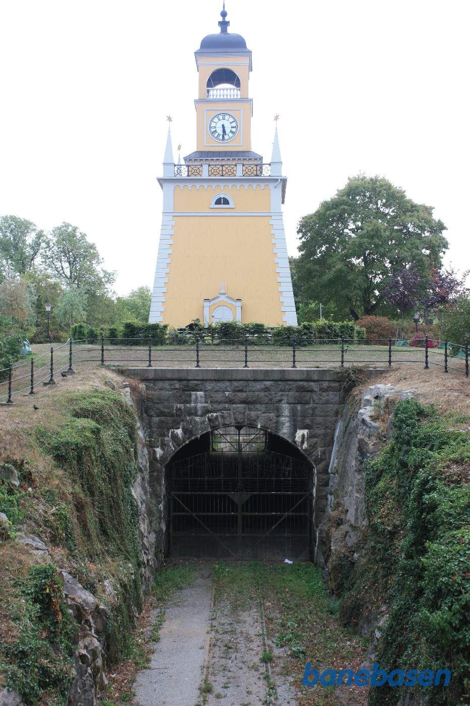 Vi står på en vejbro og kigger mod havnen, kort tunnel, hvor tårnet er bygget