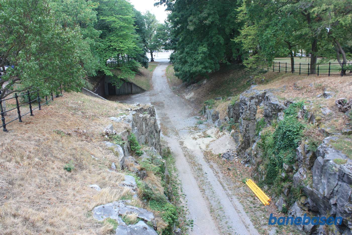 Vi står ved tårnet og kigger ned mod havnen