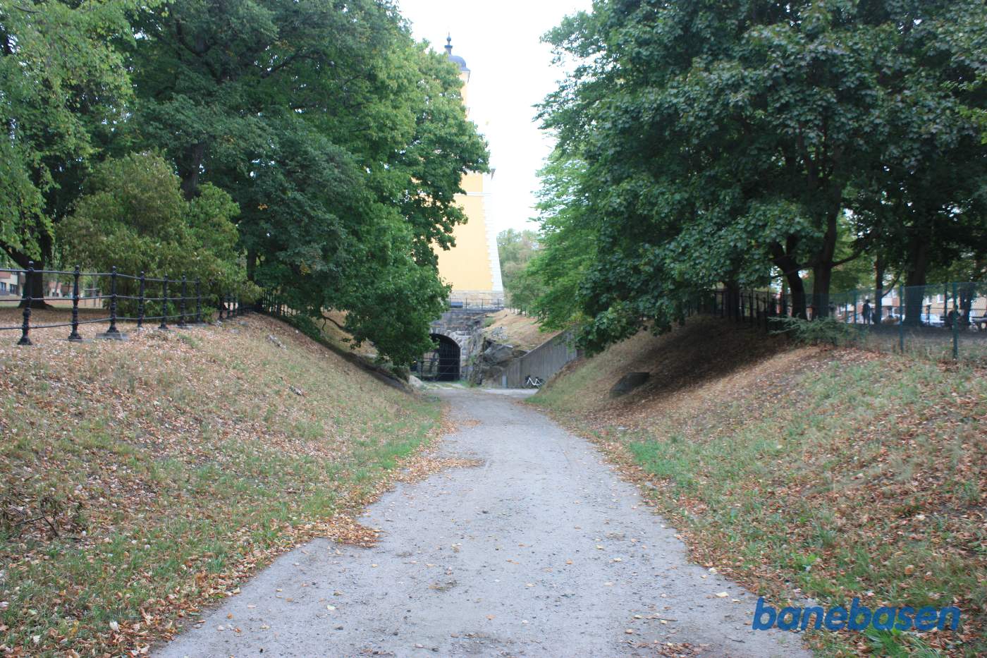 Vi står ved havnen og kigger mod stationen