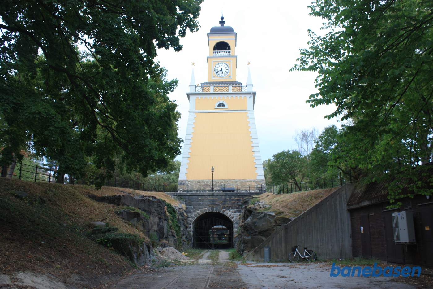 Vi står på havnebanen og kigger mod stationen