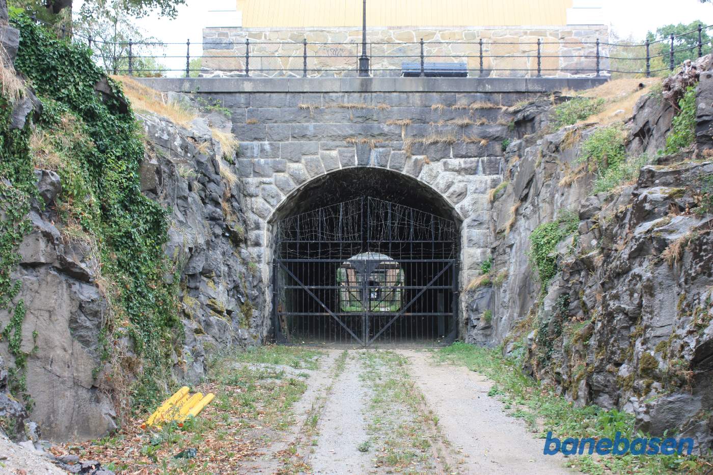 Vi står på havnebanen og kigger mod stationen, nærbillede af tunnelportalen