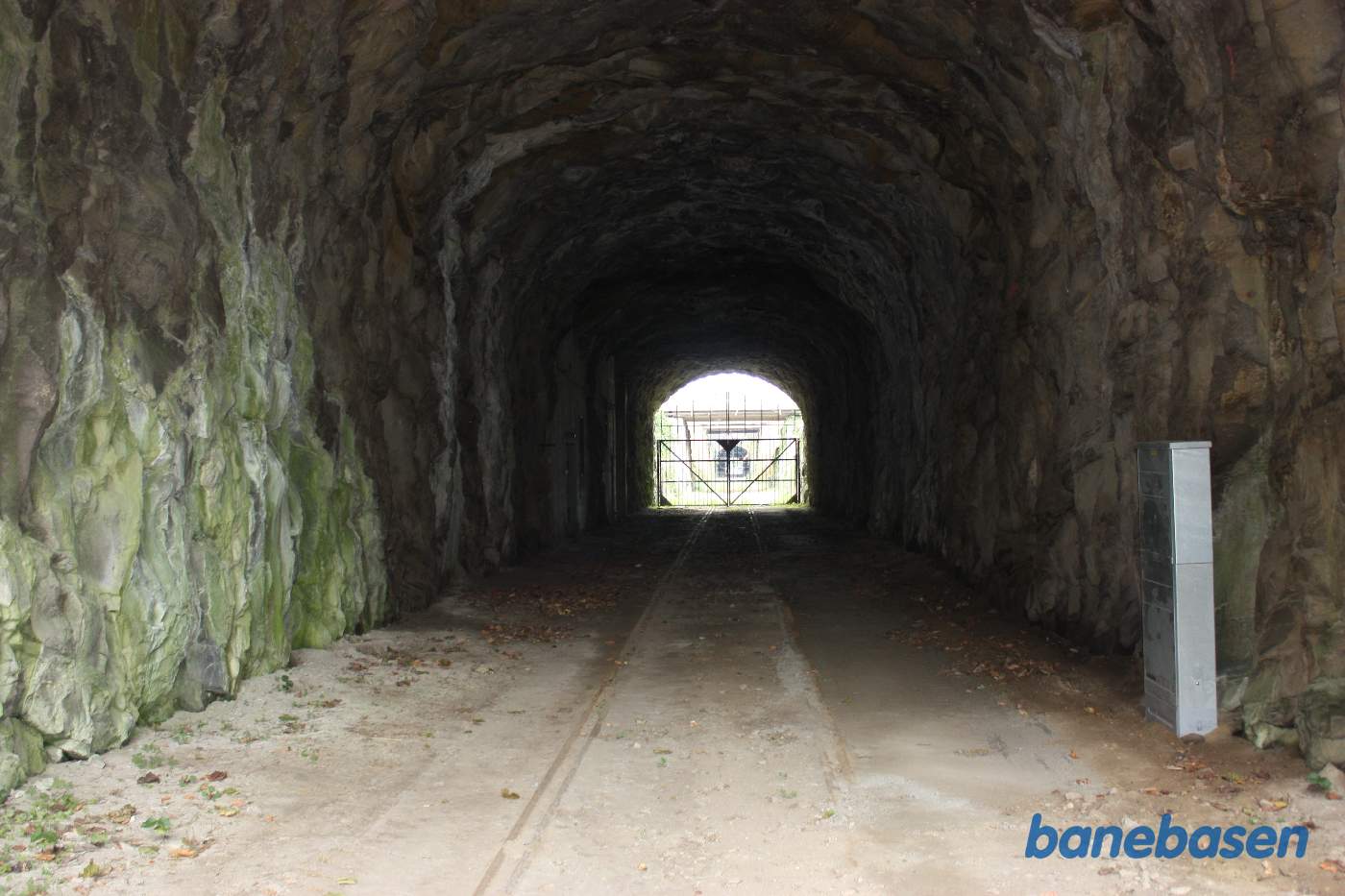 Vi står på havnebanen og kigger mod stationen, nærbillede af tunnelen