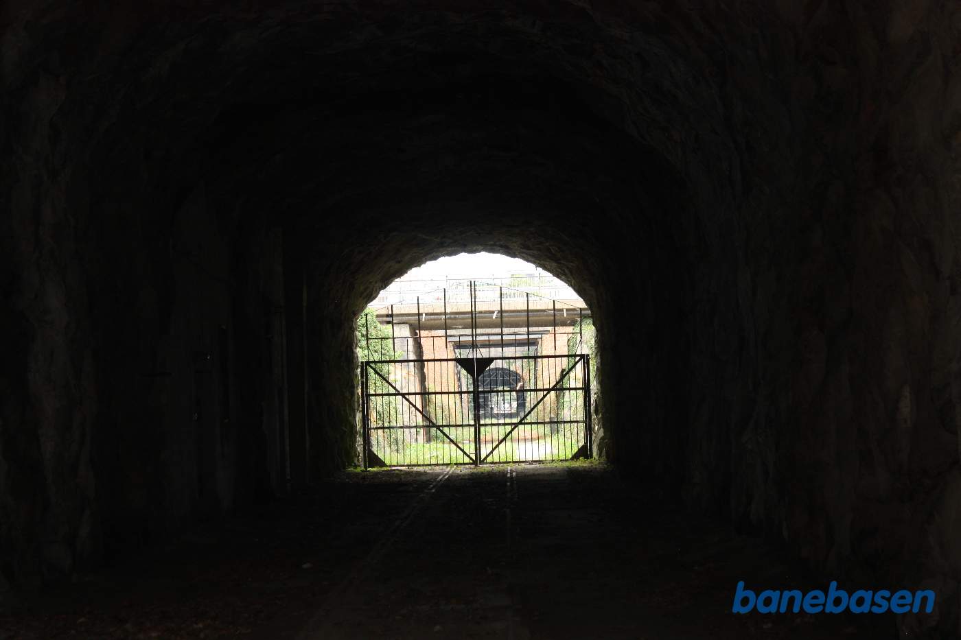 Vi står på havnebanen og kigger mod stationen, nærbillede af tunnelen