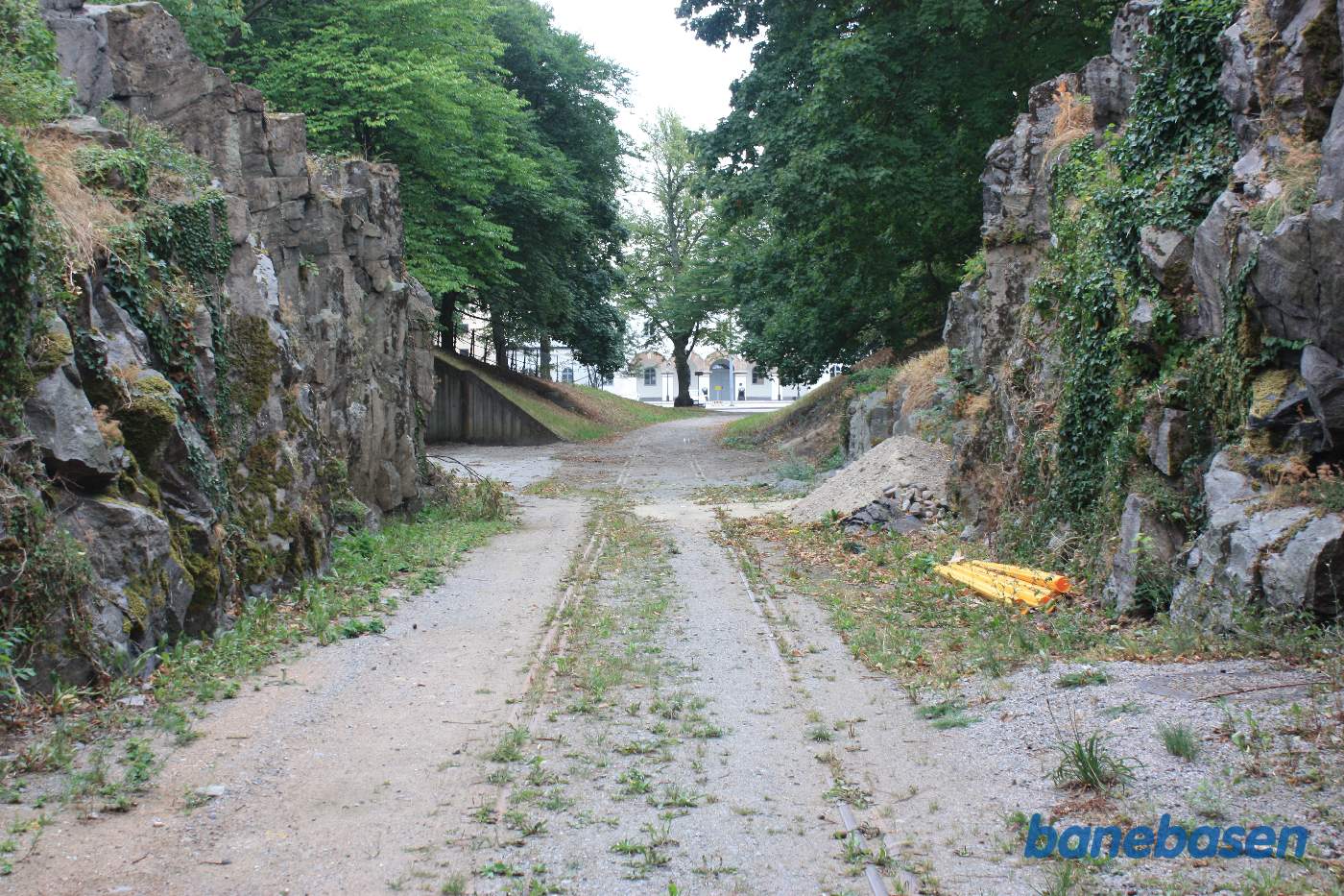 Vi står ved tårnet og kigger ned mod havnen