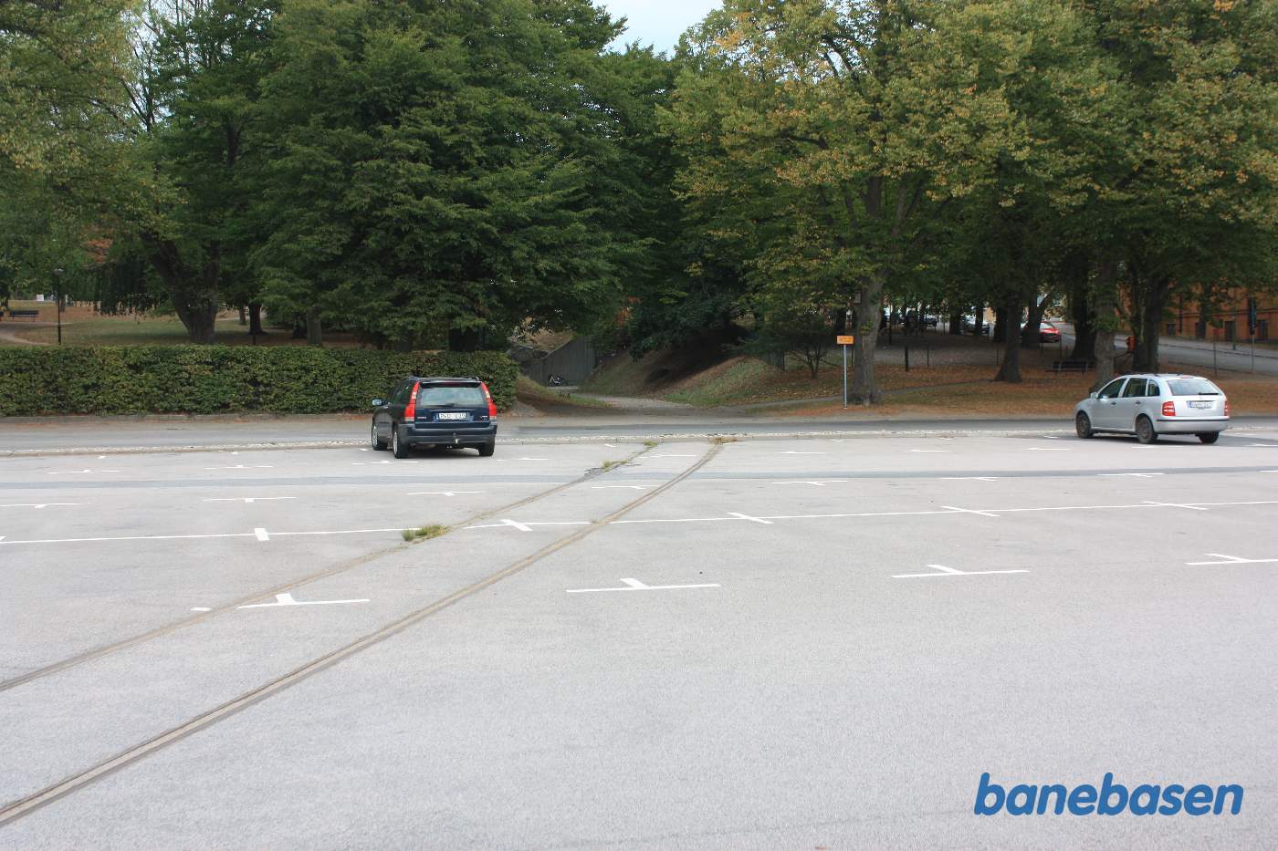 Her ses resterne af havnesporet i retning mod stationen. Der er 1 km til stationen