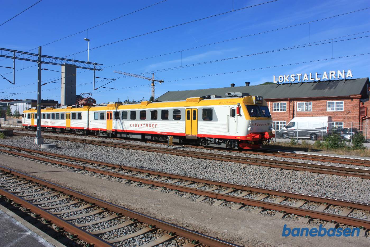 Krösatåg passerer remisen