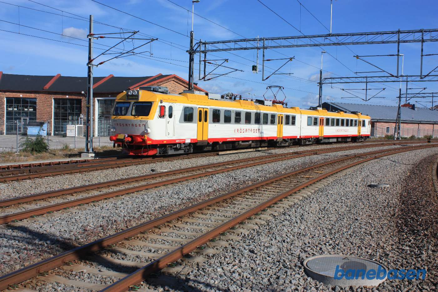 Krösatåg passerer remisen