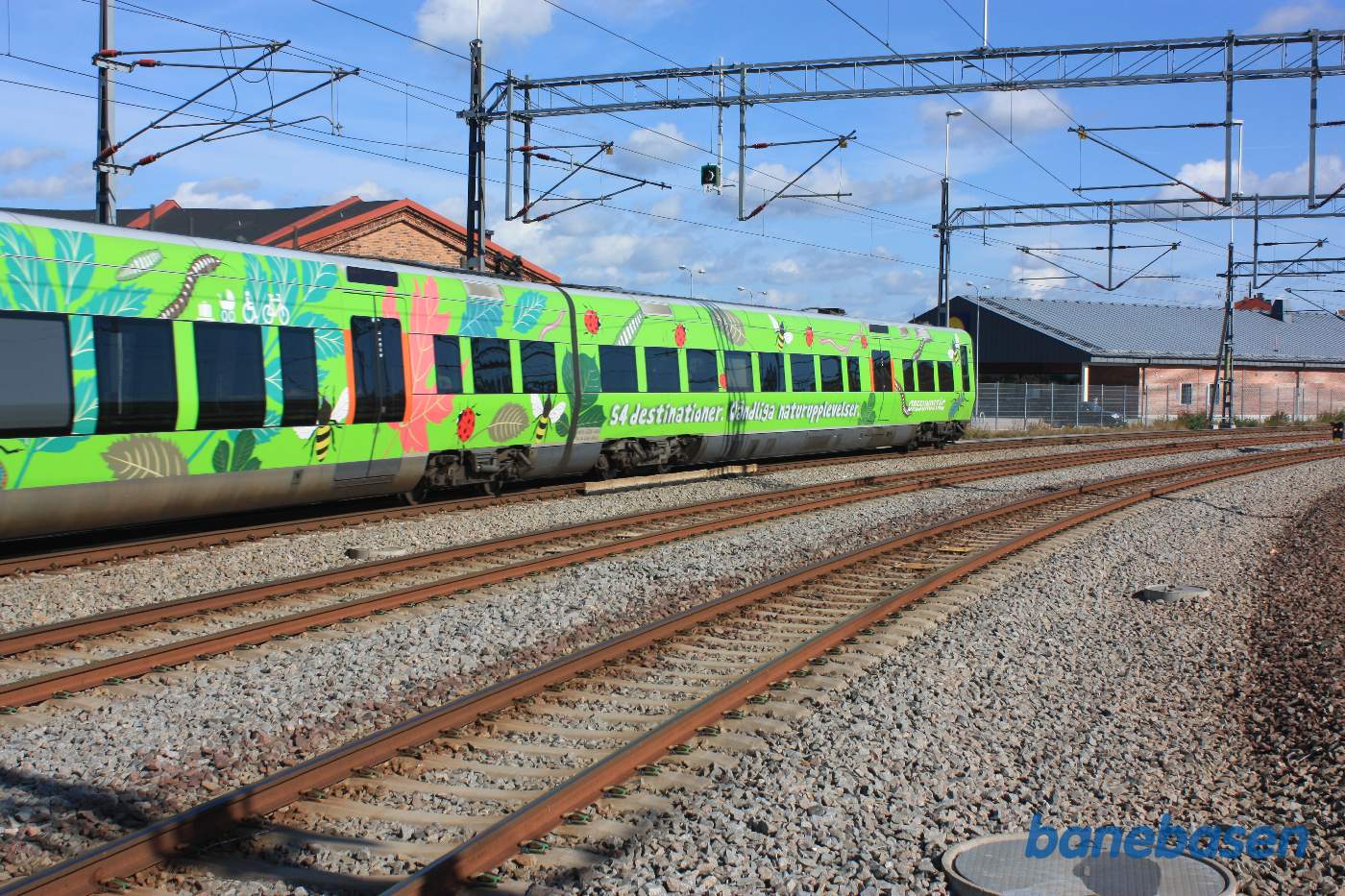 Øresundstog på vej ud af stationen passerer remisen