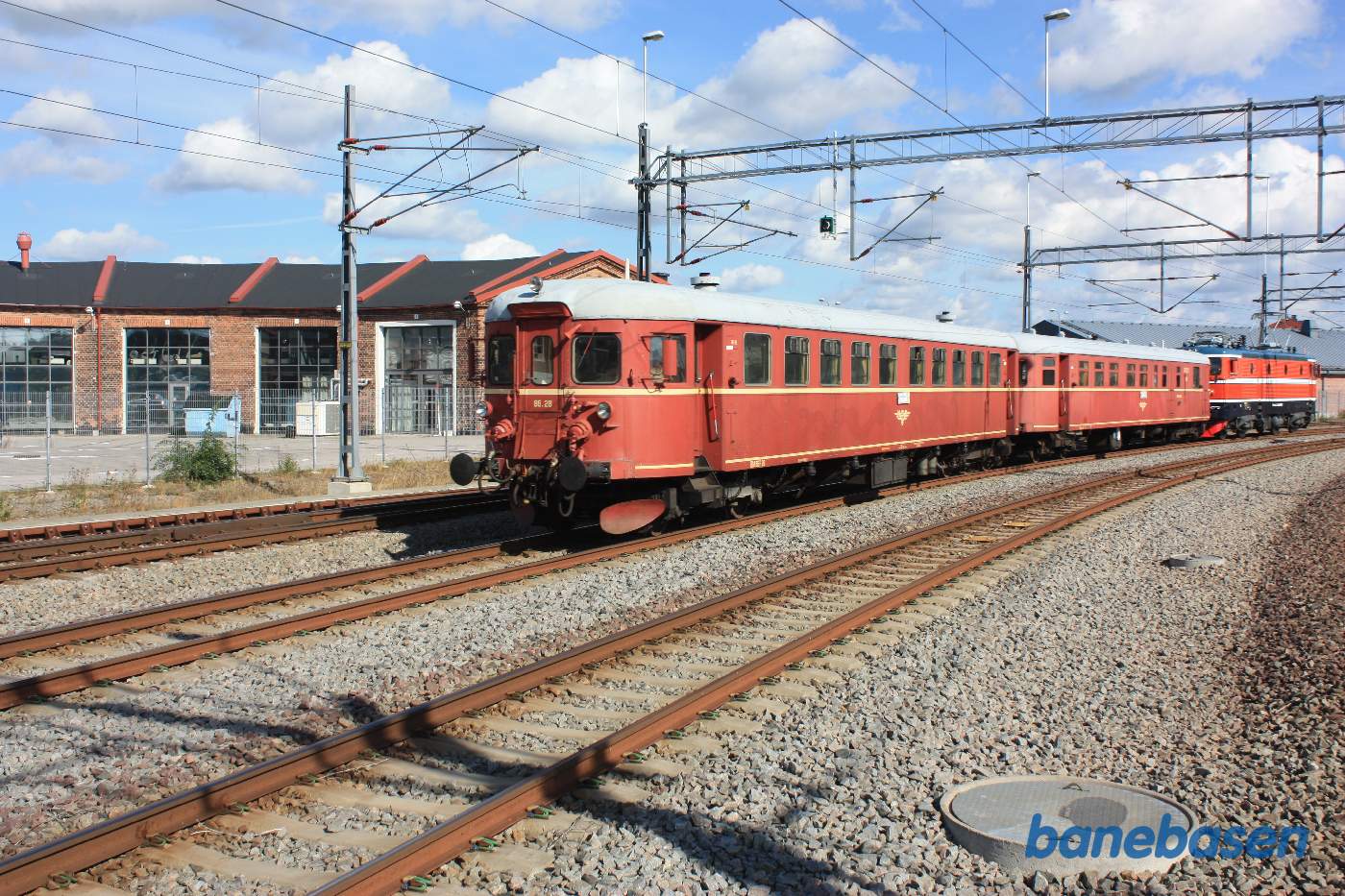 Det norske motortog rangeres til perron sammen med lokomotivet fra jernbanemuseet