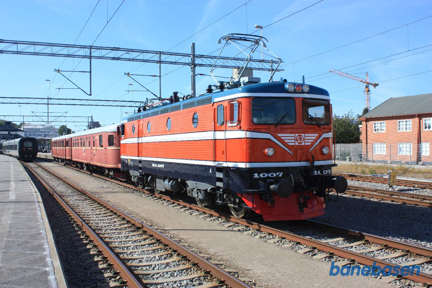 Det norske motortog rangeres til perron sammen med lokomotivet fra jernbanemuseet