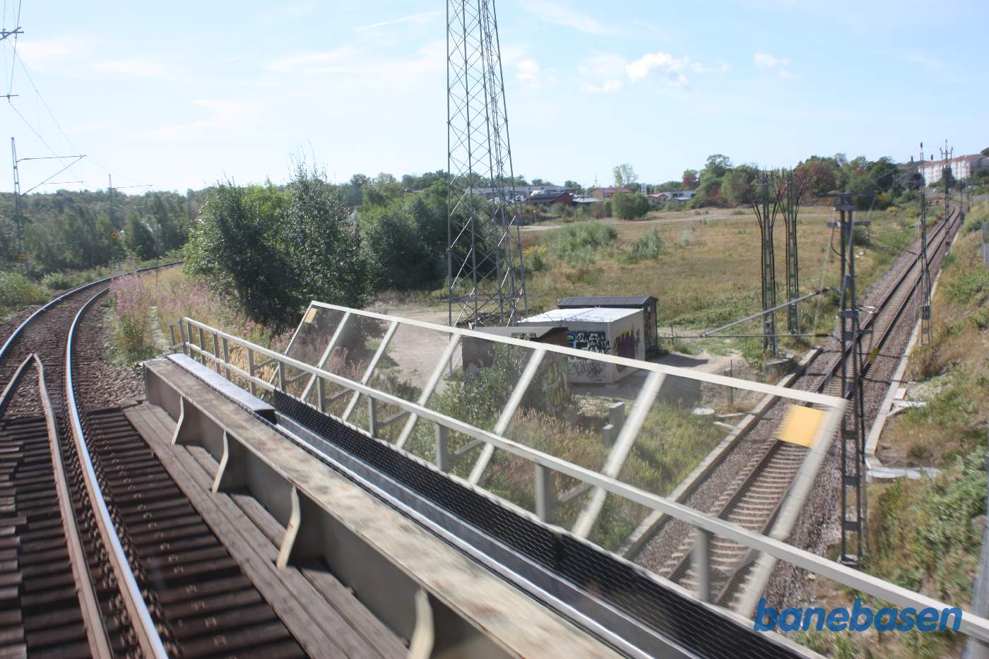 Et bagskud på vej ud af stationen, her krydser den ene strækning over den anden