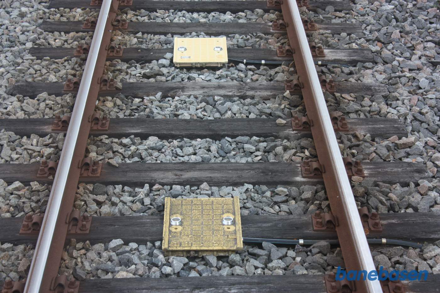 2 svenske ATC2 baliser midt i sporet