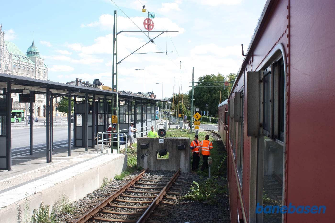 Det norske motortog holder i havnesporet og afventer tilladelse til at køre ned mod havnen