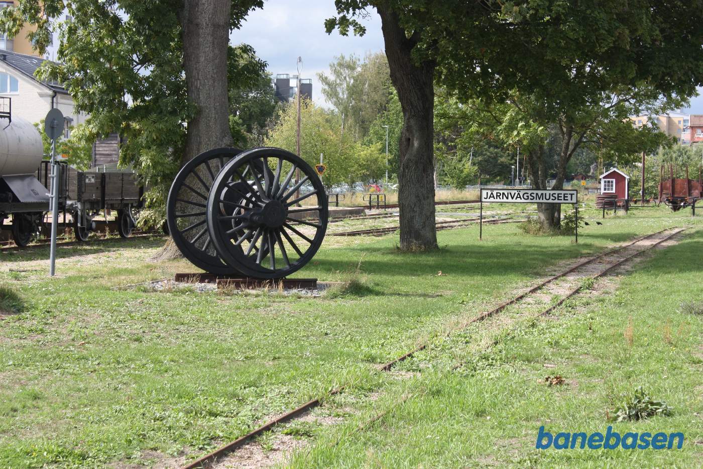 Hjulsæt fra 4 cylinderet damplokomotiv på græsplænen ved jernbanemuseet