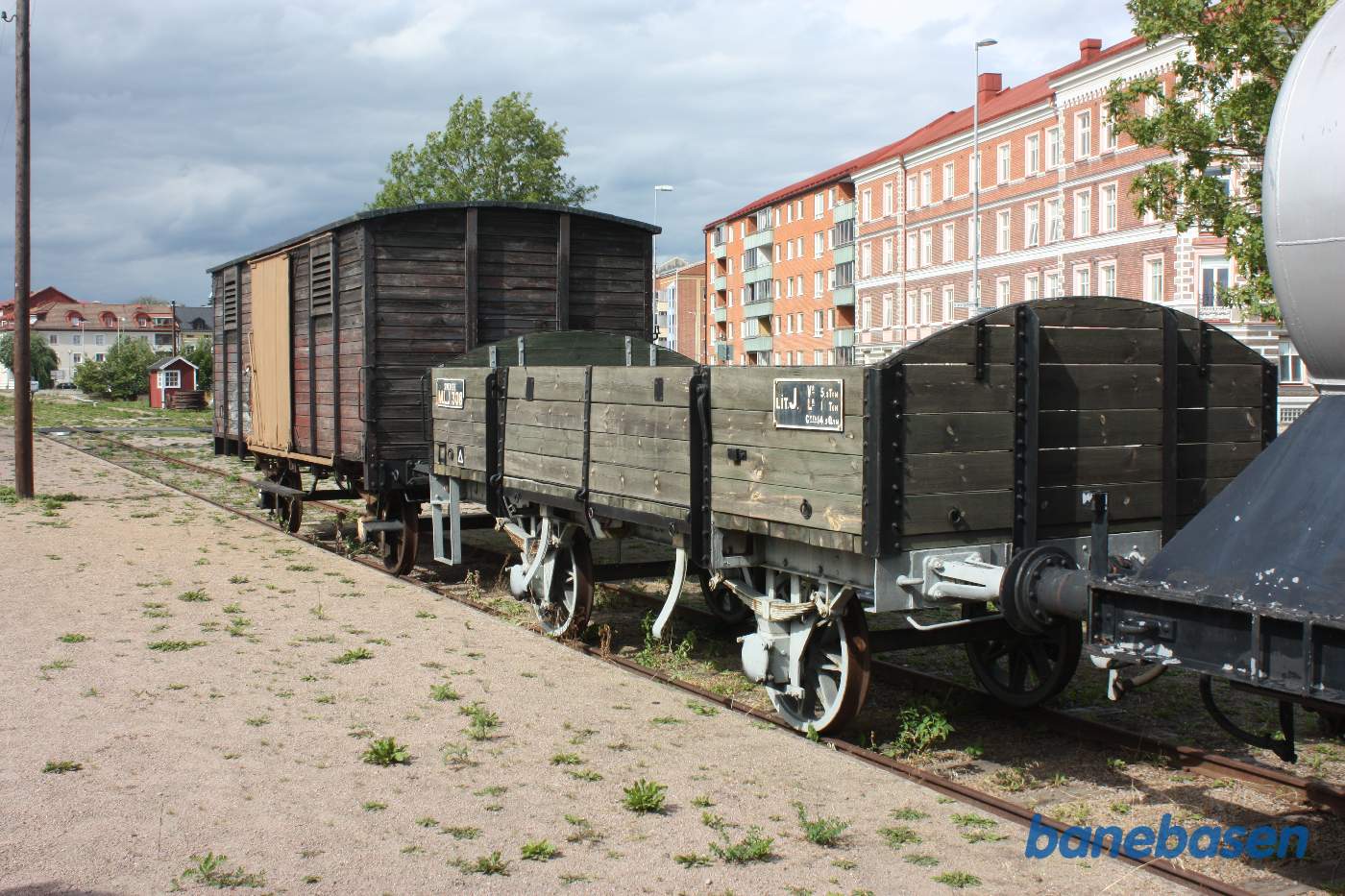 Udstillede godsvogne, her en lille åben godsvogn