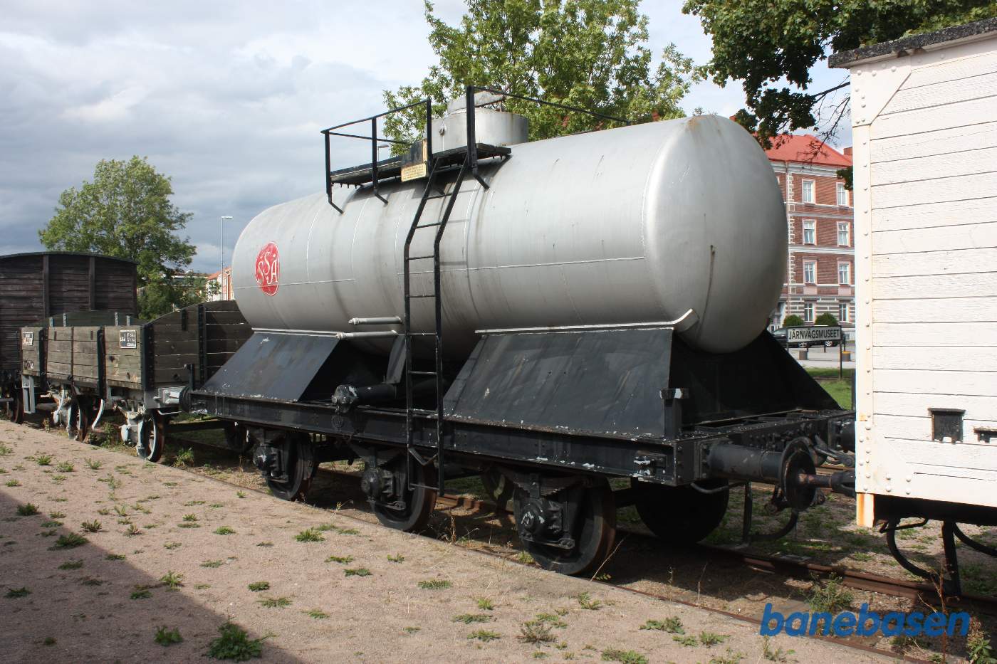 Udstillede godsvogne, her en lille 3-akslet tankvogn af hensyn til akseltrykket