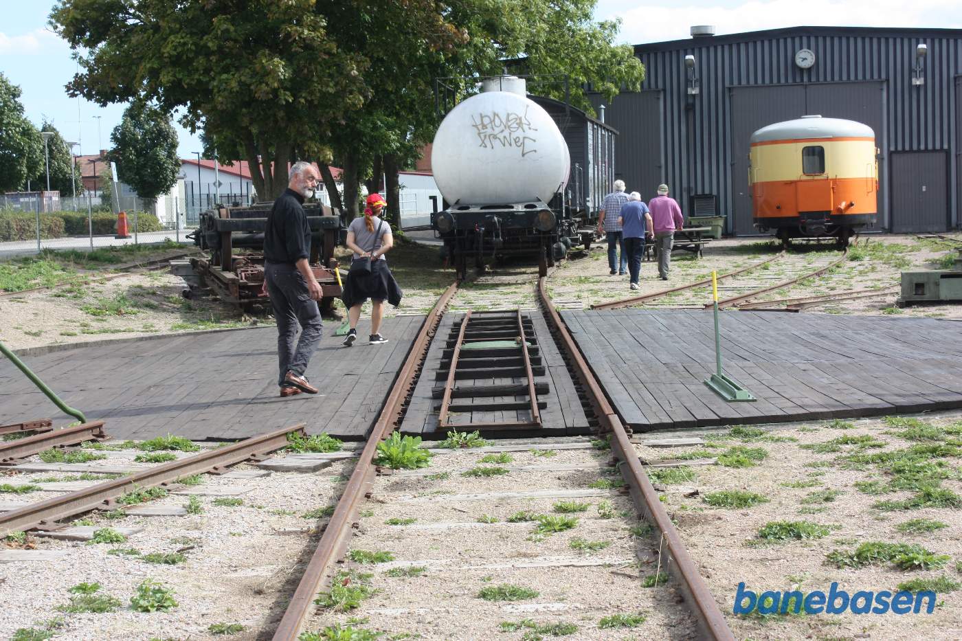 Drejeskiven foran remisen, også med smalspor. Drejeskiven er overdækket for at sikre mod sne i drejeskivegraven