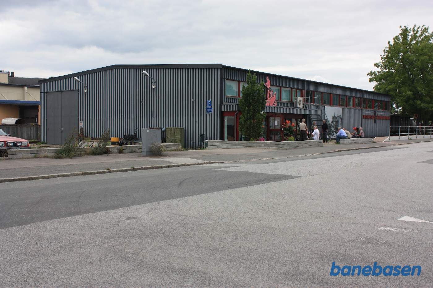 Indgangen til museet set fra vejen