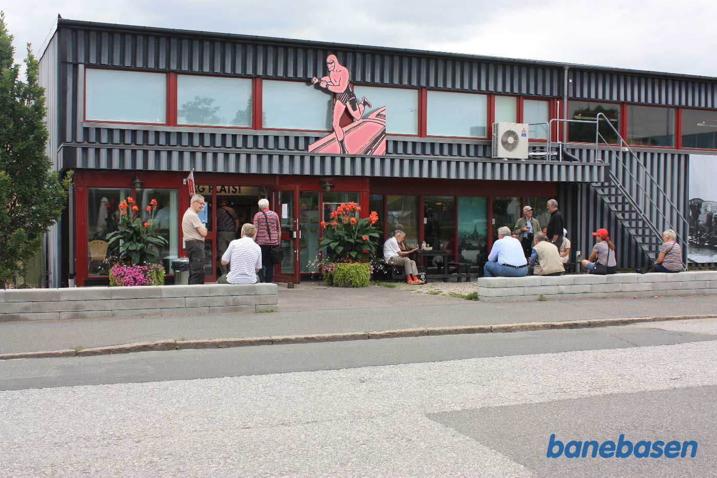 Indgangen til museet set fra vejen