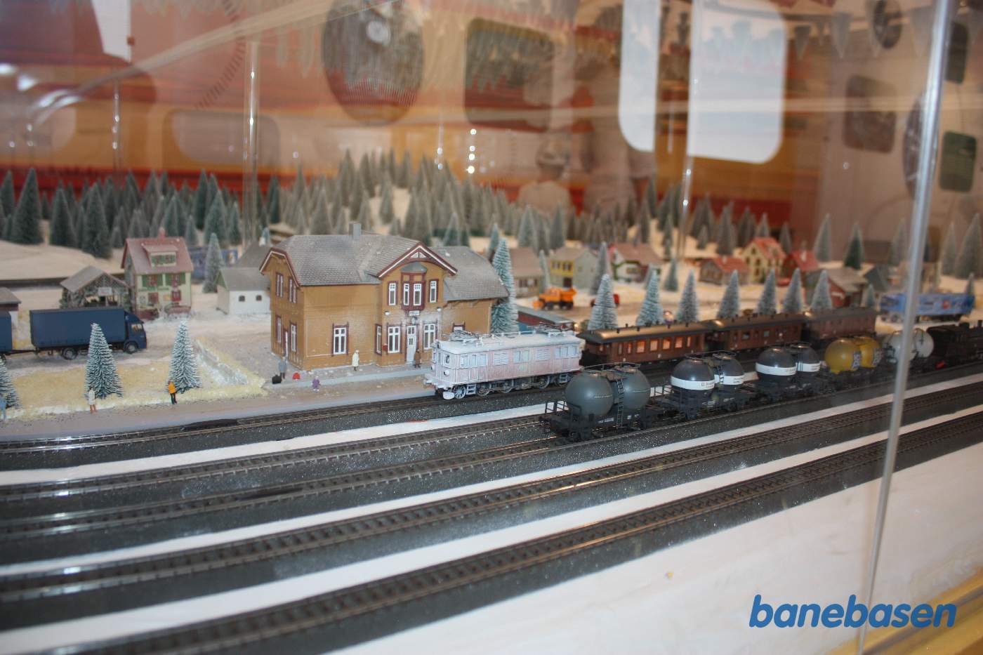 Inde på museet er en Märklin modeljernbane