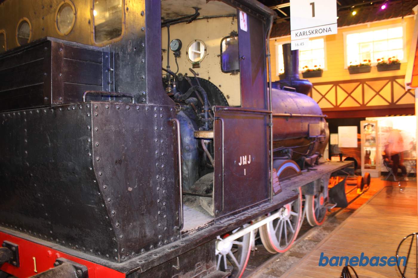 Et damplokomotiv inde i udstillingshallen