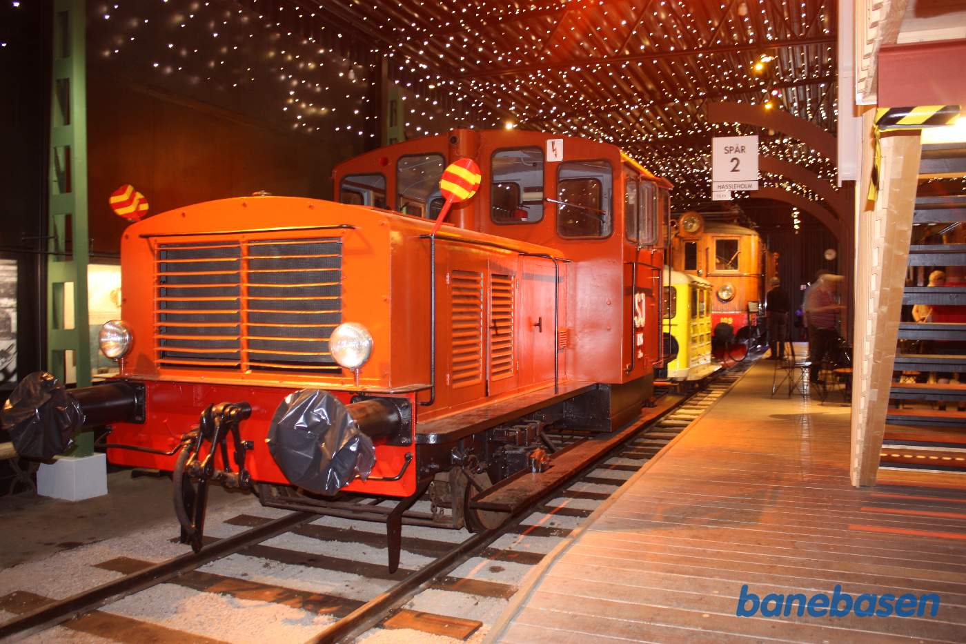 Et motorlokomotiv inde i udstillingshallen