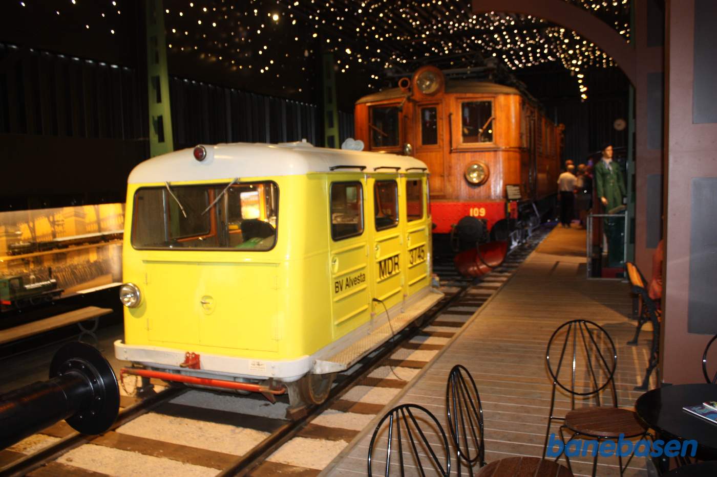 En inspektionstrolje inde i udstillingshallen