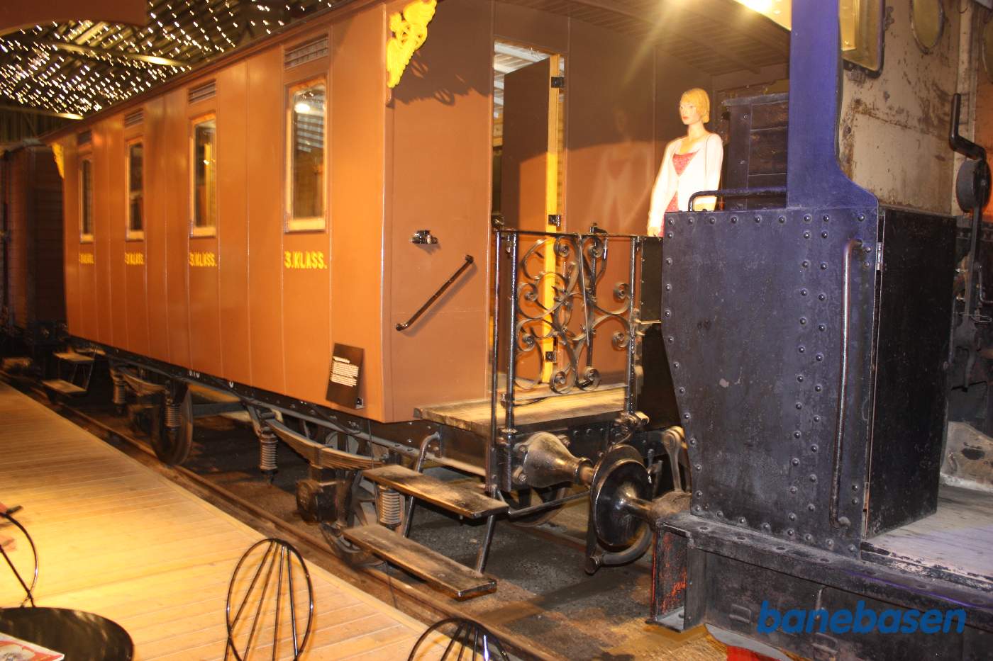 En personvogn inde i udstillingshallen