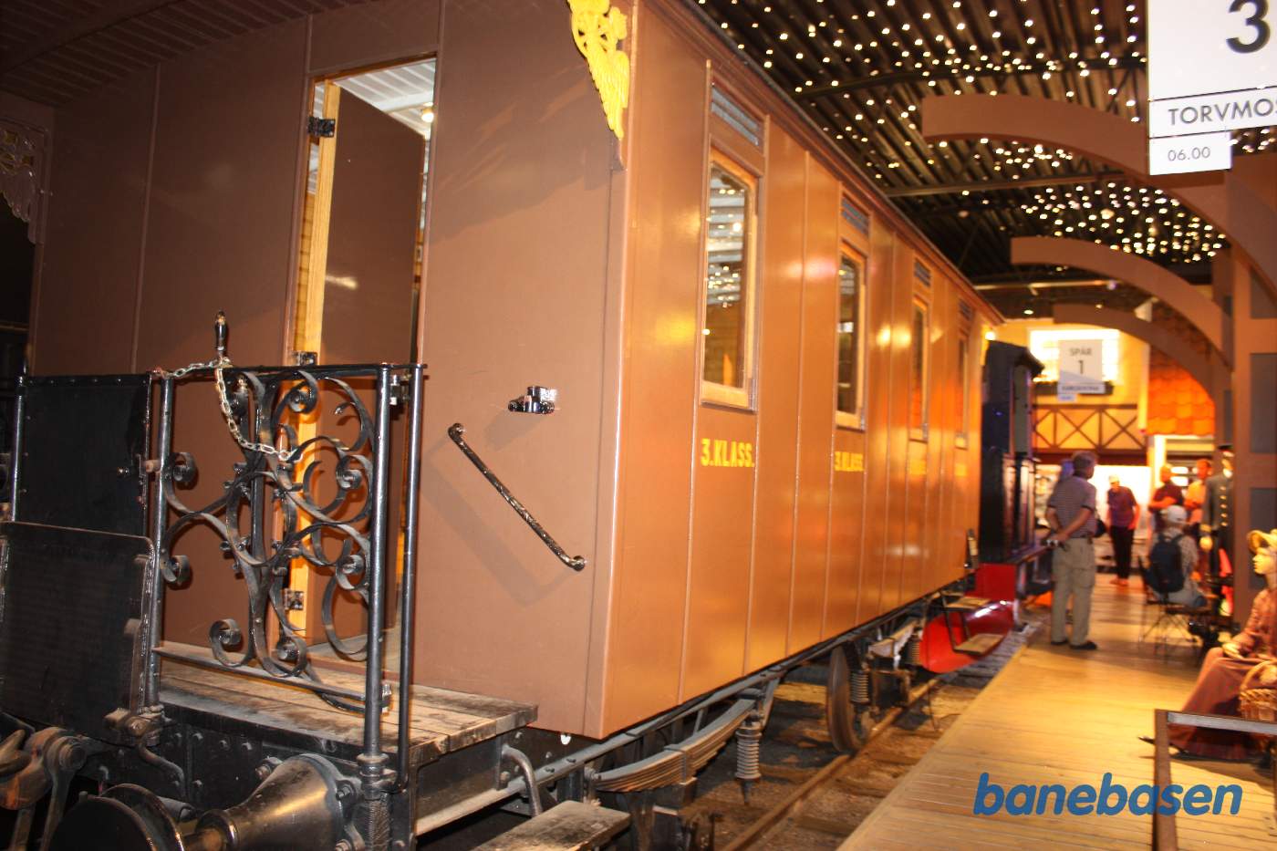 En personvogn inde i udstillingshallen