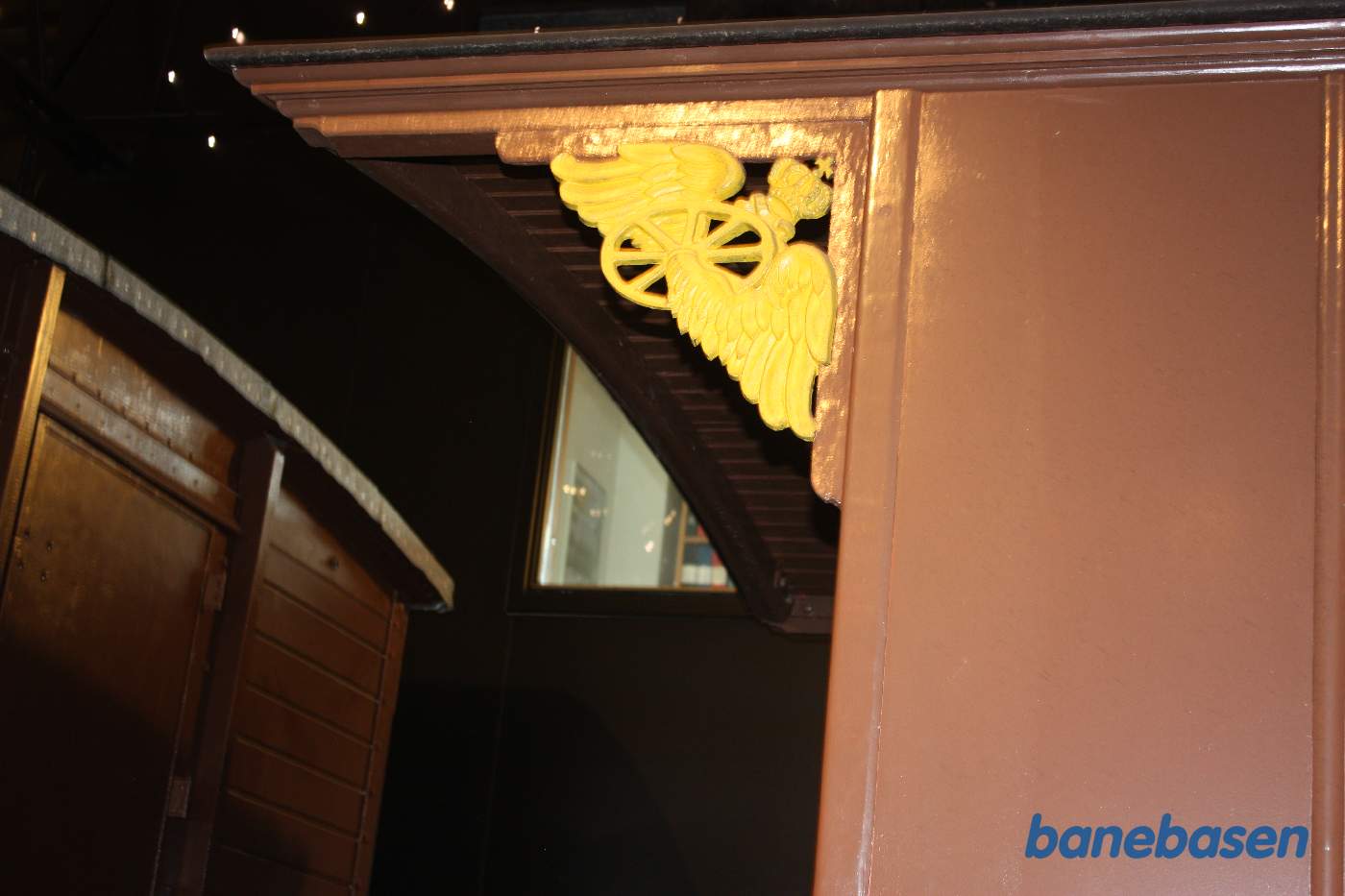 En detalje på en personvogn inde i udstillingshallen