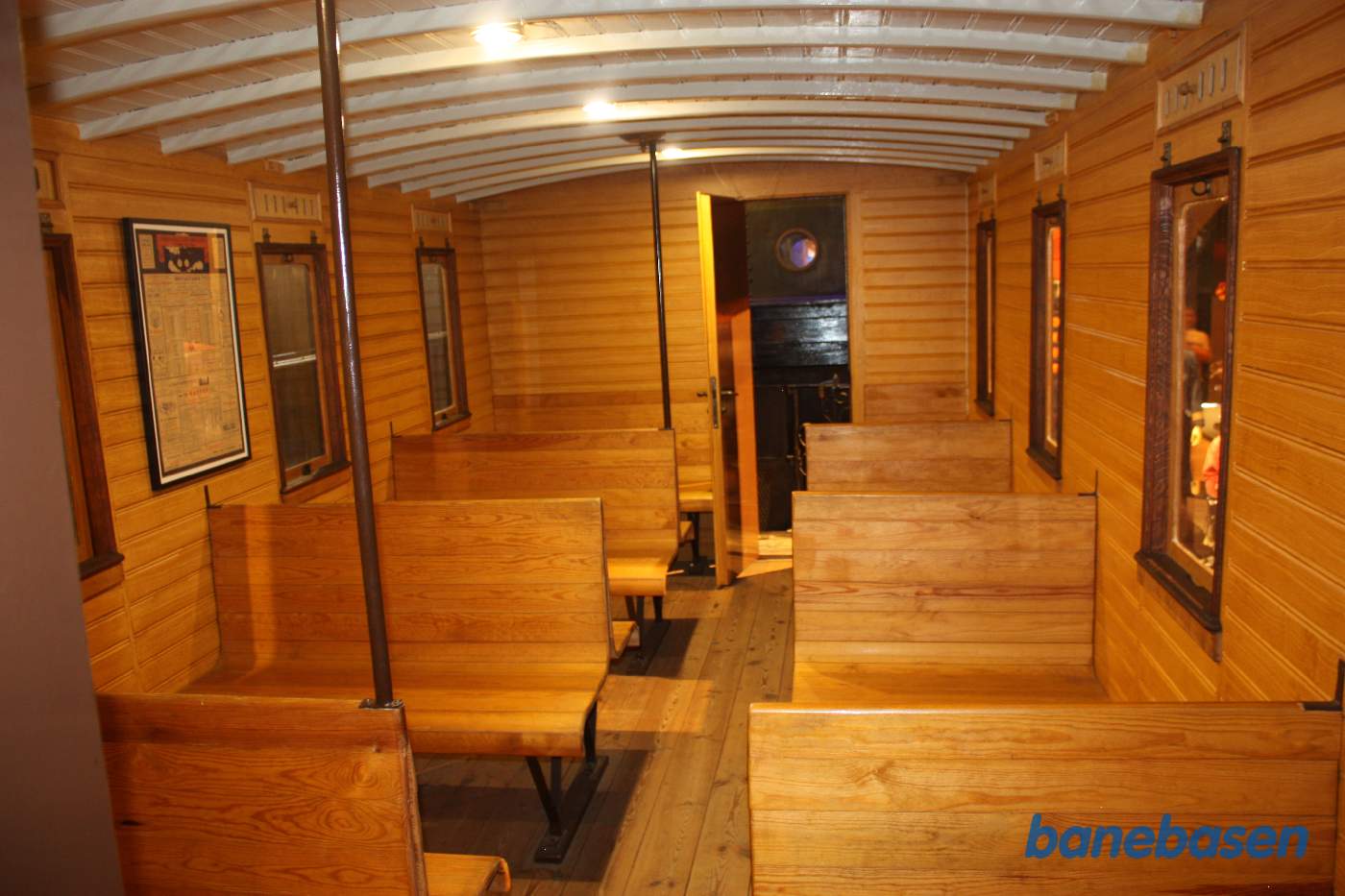 Vi er inde i en 3.klasses personvogn inde i udstillingshallen