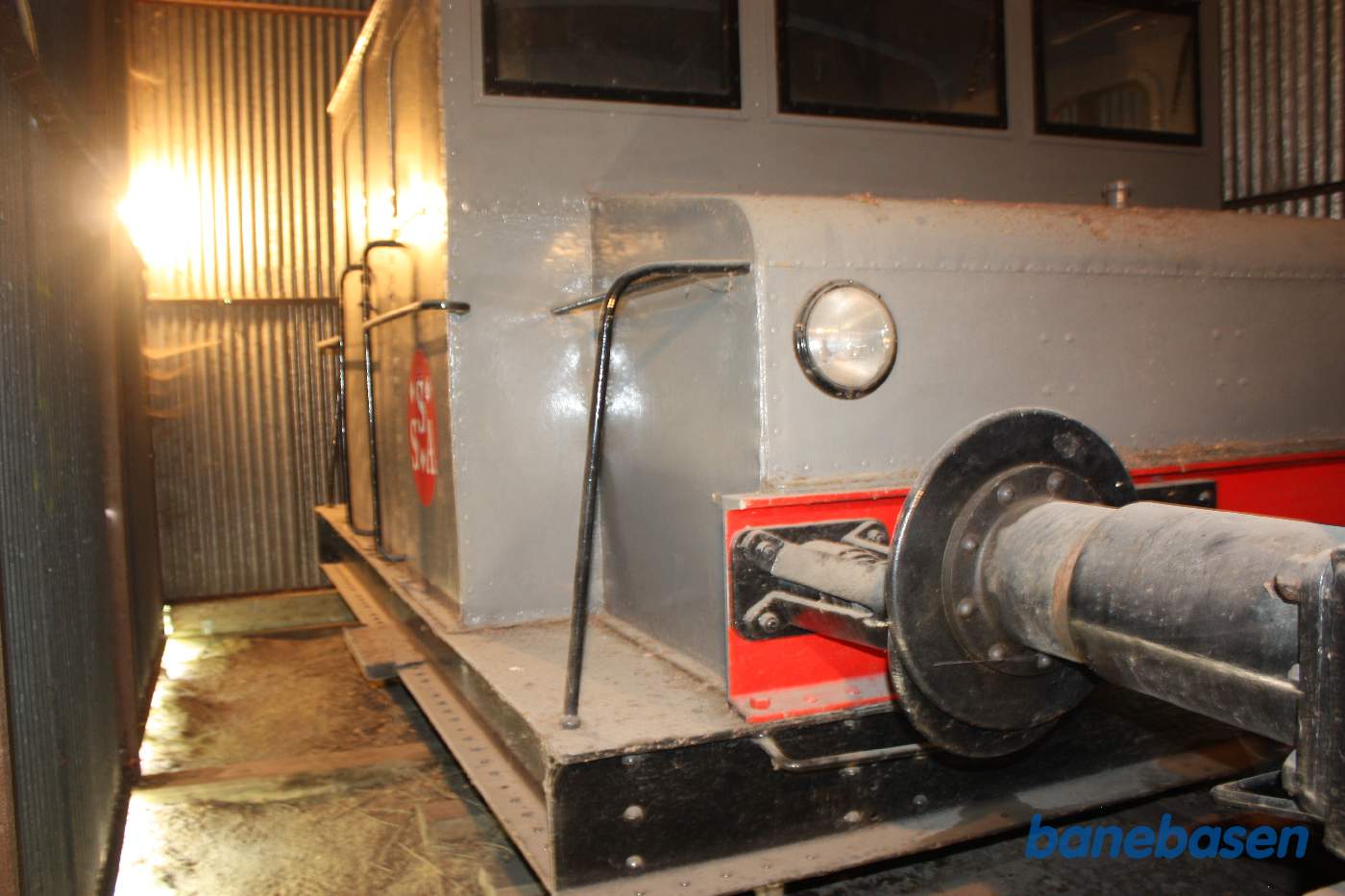 Inde i remisen er gemt et lille motorlokomotiv