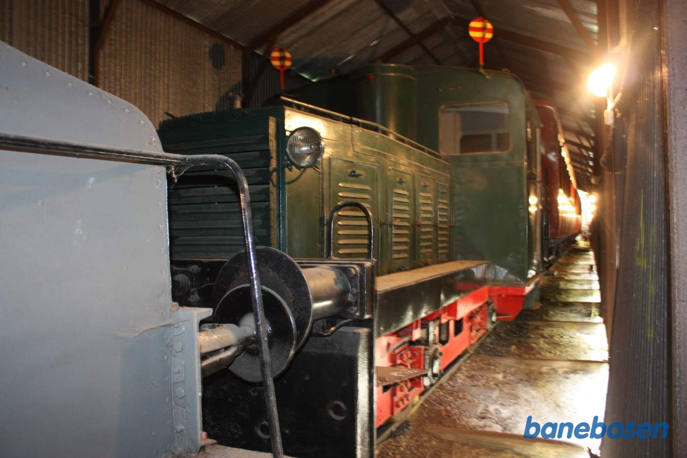 Inde i remisen er gemt et lille motorlokomotiv