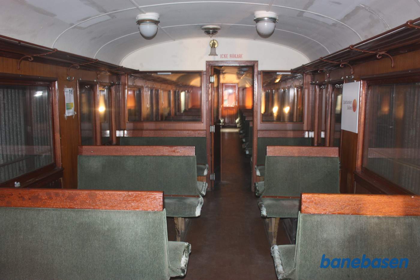 Inde i remisen er gemt forskellige vogne, her set indefra